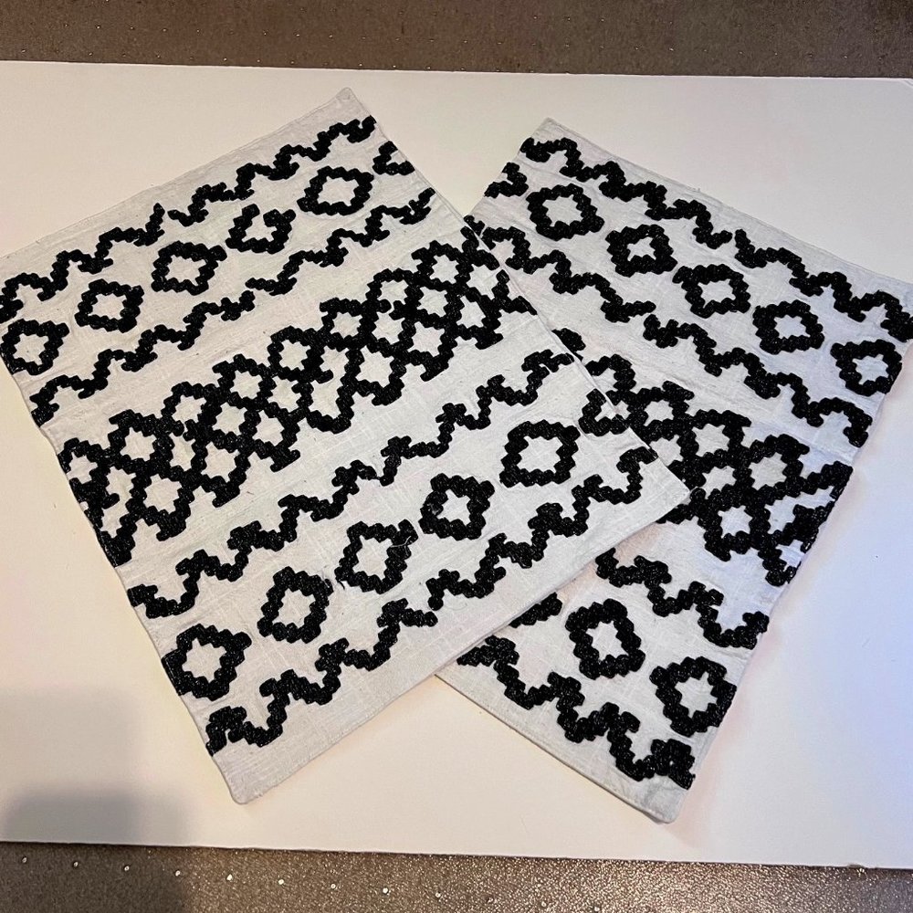 Pier 1 Imports-2 Table Mats-White Cotton with Black Shiny Black Zig Zag on Front